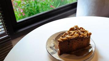 toffee cake com castanha de caju e calda de caramelo foto