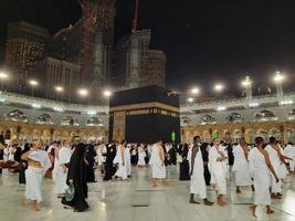 makkah, arábia saudita, abril de 2021 - durante o mês do ramadã, peregrinos de todo o mundo realizam tawaf ao redor da kaaba na mesquita al-haram em makkah. foto