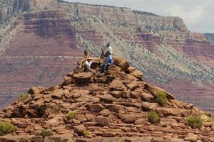 Grand Canyon, Arizona - EUA - 31 de agosto de 2017 - um grupo de turistas explorando o Grand Canyon. foto