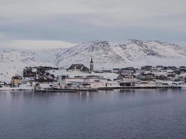 vila de mehamn na península de vedvik, noruega, no inverno foto