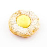 close-up de donut de creme isolado no branco foto