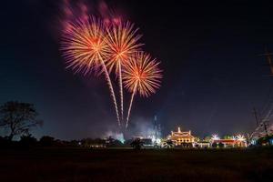 celebração de fogos de artifício no céu escuro foto