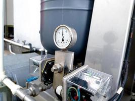 ajuste do pressostato da água com medição da pressão do óleo do manômetro. foto