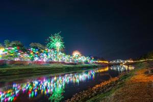 fogos de artifício à beira-mar com luzes em phitsanulok, tailândia. foto