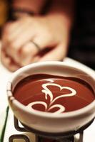 chocolate quente com forma de coração de creme branco foto