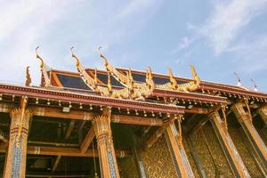 pilares e arquitetura de telhado e estilo de templo tailandês em wat phra kaew foto