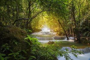 belo cenário de natureza cachoeira da floresta profunda colorida em dia de verão foto