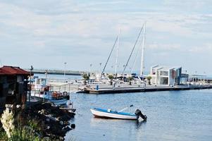 marina com iates e barcos na cidade velha de nesebar. foto