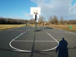 pai e filho sombras na quadra de basquete foto