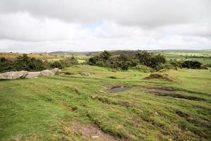 uma vista da zona rural de cornwall perto de dartmoor foto