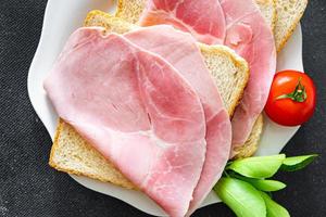 sanduíche de carne comida rápida presunto linguiça de porco refeição fresca comida lanche na mesa espaço de cópia comida foto