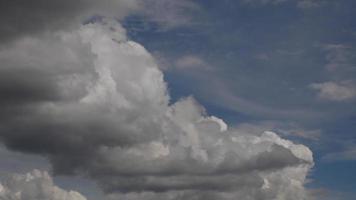 imagem do céu de nuvens brancas em um dia quente foto