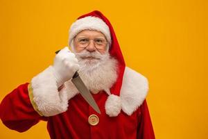 papai noel segurando uma faca. conceito de papai noel malvado. assassinato. foto