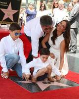 los angeles 22 de agosto, adam silverman, simon cowell, eric cowell, lauren silverman na cerimônia da estrela simon cowell na calçada da fama de hollywood em 22 de agosto de 2018 em los angeles, ca foto