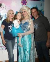 26 de novembro de los angeles, adrienne frantz, amelie bailey, imitadora de elsa, scott bailey na festa de aniversário de 2 anos de amelie bailey em residência particular em 26 de novembro de 2017 em studio city, ca foto