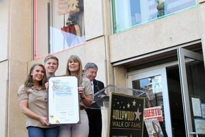 los angeles, 26 de abril - bindi irwin, robert irwin, terri irwin, leron gubler na cerimônia da estrela de steve irwin na calçada da fama de hollywood em 26 de abril de 2018 em los angeles, ca foto