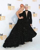 los angeles, 17 de abril - ocupado philipps, michelle williams no i feel pretty world premiere no village theatre em 17 de abril de 2018 em westwood, ca foto