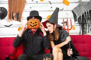 conceito de festa de halloween feliz. jovem e mulher vestindo como vampiros, bruxa ou fantasma celebram o festival de halloween foto