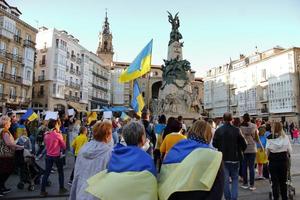 estande de manifestação com a ucrânia contra a agressão russa, 7 de maio de 2022, vitoria-gasteiz, espanha foto