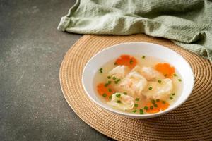 sopa de bolinho de camarão em tigela branca foto