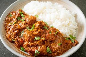 frango tikka masala com arroz no prato foto