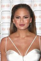 los angeles, 13 de outubro - chrissy teigen na celebração la mer de um evento global de ícone nos estúdios siren em 13 de outubro de 2015 em los angeles, ca foto