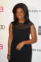 los angeles, 24 de fevereiro - lorraine toussaint chega ao elton john aids foundation 21st academy awards festa no west hollywood park em 24 de fevereiro de 2013 em west hollywood, ca foto