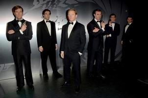 los angeles, 15 de dezembro - figuras de cera de seis atores de bond no madame tussauds hollywood revela todos os seis james bond em cera no tcl chinese theatre em 15 de dezembro de 2015 em los angeles, ca foto