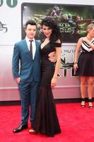 los angeles, 3 de agosto - noel fisher, layla alizada na estréia das tartarugas ninja mutantes adolescentes no teatro da vila em 3 de agosto de 2014 em westwood, ca foto