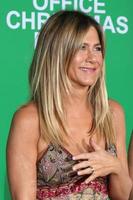 los angeles, 7 de dezembro - olivia munn, jennifer aniston na estréia da festa de natal do escritório no teatro da vila em 7 de dezembro de 2016 em westwood, ca foto