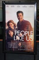 los angeles, 15 de junho - cartaz de pessoas como nós no People like us laff estréia nos cinemas regal no la live em 15 de junho de 2012 em los angeles, ca foto