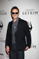 los angeles, 8 de novembro - david arquette chega ao evento de lançamento de skyrim no teatro belasco em 8 de novembro de 2011 em los angeles, ca foto