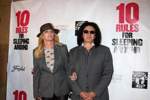 los angeles, 1 de abril - shannon tweed, gene simmons nas 10 regras para dormir em volta estréia no teatro egípcio em 1 de abril de 2014 em los angeles, ca foto