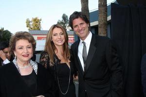 los angeles, 19 de fevereiro - steven levitan, sua mãe e convidados chegam ao 2012 writers guild awards no hollywood palladium em 19 de fevereiro de 2012 em los angeles, ca foto