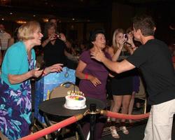 los angeles, 26 de agosto - christian leblanc, fãs franceses participando do jantar de fãs jovens e inquietos 2011 no hotel universal sheraton em 26 de agosto de 2011 em los angeles, ca foto