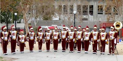 los angeles, 16 de outubro - banda marcial usc na associação als capítulo oeste dourado los angeles county caminhada para derrotar als no parque de exposições em 16 de outubro de 2016 em los angeles, ca foto