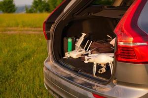 drone pronto para voar no porta-malas suv l foto