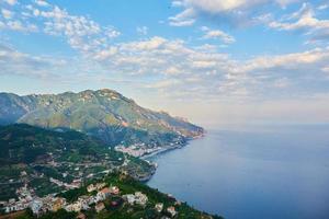 vista de alto ângulo de minori e maiori, costa amalfitana, itália foto