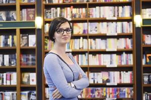 mulher na biblioteca foto