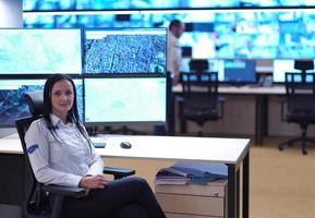 retrato de operador feminino em uma sala de controle do sistema de dados de segurança foto