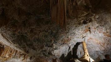 as cavernas de borgio verezzi com suas estalactites e estalagmites e sua história milenar no coração da ligúria ocidental na província de savona