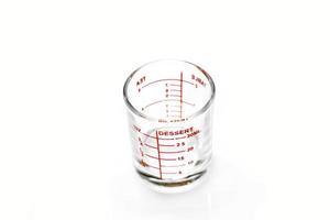 copos de vidro medindo medicina isolam no fundo branco. foto