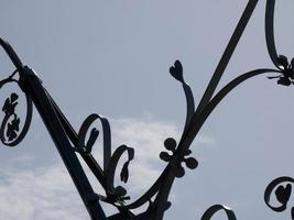 detalhes retroiluminados de um candelabro modernista na cidade de barcelona foto