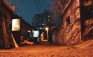 cenário de beco de seul à noite foto