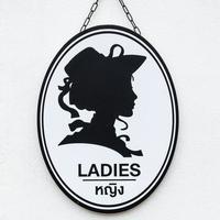 sinal de banheiro em estilo vintage ou clássico senhora ou mulher e cavalheiro ou símbolo de homem na parede wc. foto
