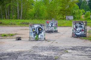 01.06.2022 st. petersburgo. grafite em peças de concreto abandonadas foto