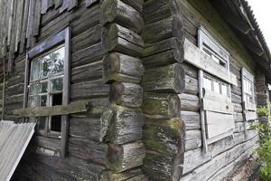 casa de madeira abandonada e inacabada foto