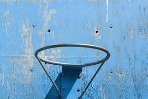 anel de basquete azul foto