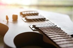 guitarra elétrica, usada para tocar música e notas, para cantar uma música, macro resumo foto
