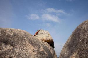 hin hua nai tocou pedra no porto de kao seng da cidade de songkhla, sul da tailândia. pátio sul da rocha onde os moradores chamavam este lugar hua nai raeng foto